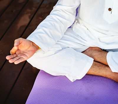 Los mudras en meditación: una manera de canalizar la energía vital a través de tus manos